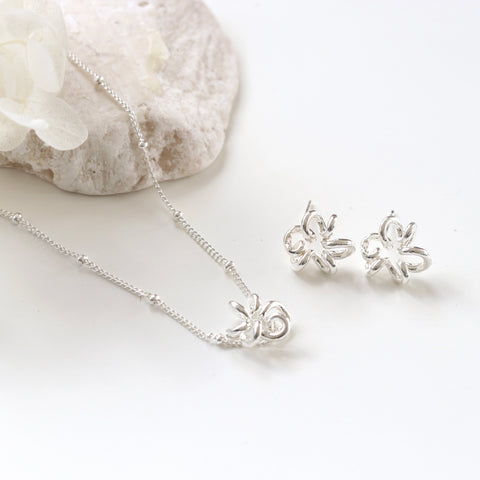 Dainty Flower Pendant Necklace